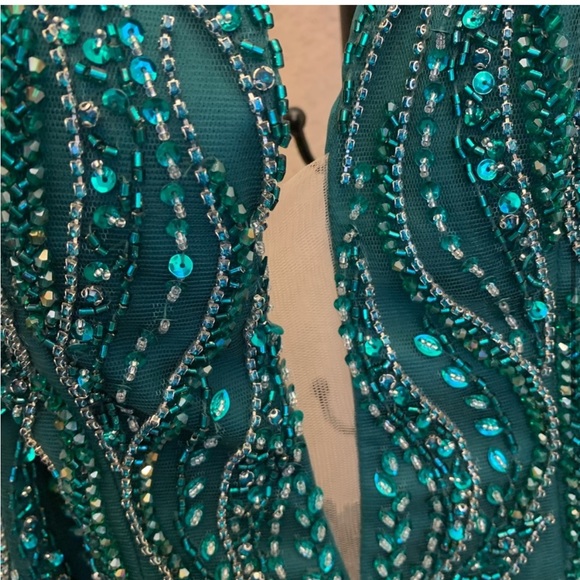 Gorgeous Emerald Green Dress 6/8 - Picture 10 of 13